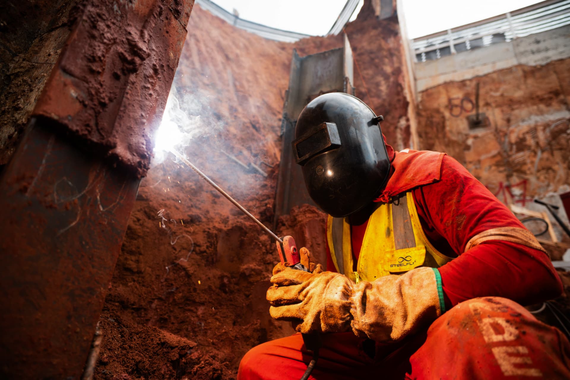 Soldador em canteiro de obras
