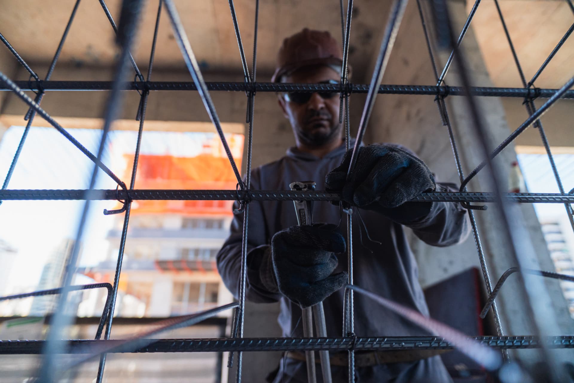 Operador amarrando ferragens no canteiro de obras — Majestic