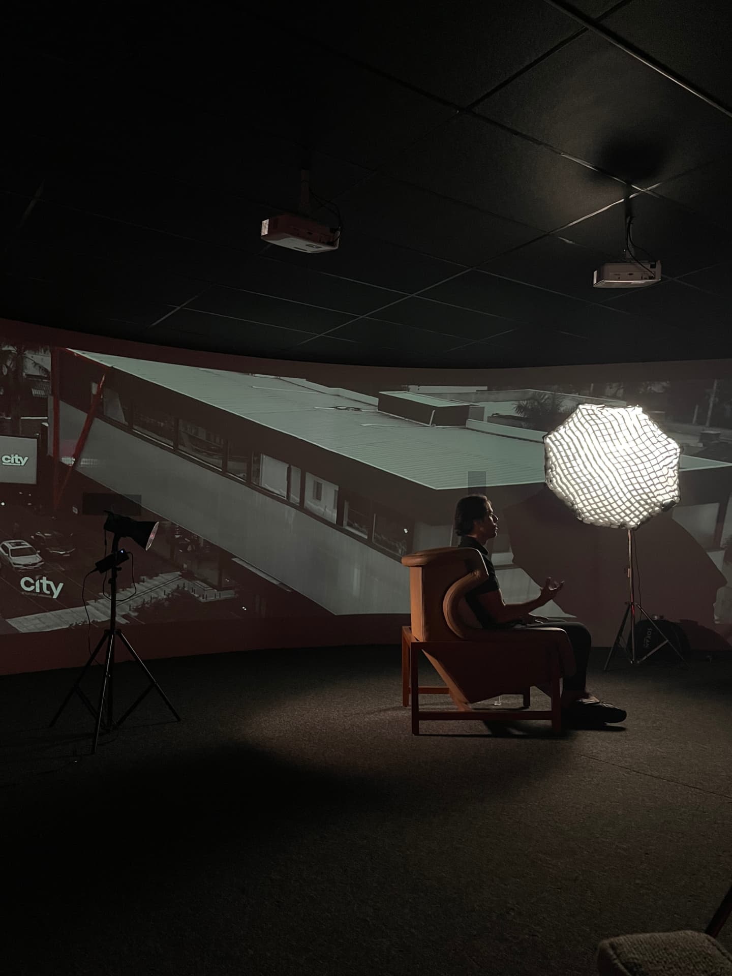 Produção audiovisual em cenário de apresentação imobiliária City