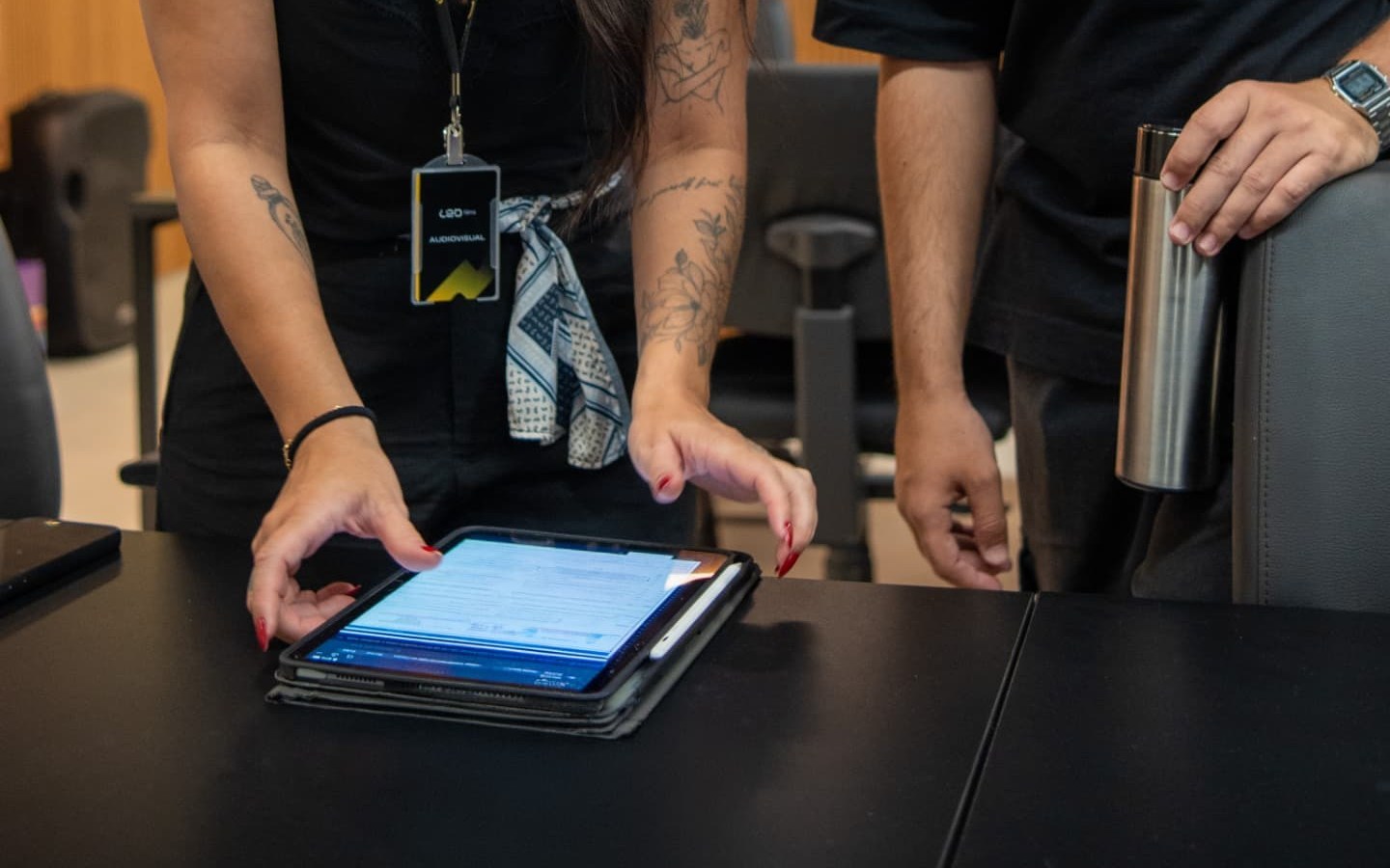 Tablet com o roteiro sendo conferido pela equipe da LED Films